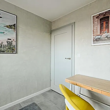 Emilii Plater 55 Deluxe Warm In Manhattan Apartment *